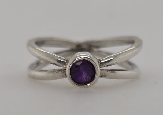 STERLING SILVER BEZEL SET 4MM ROUND AMETHYST RING.