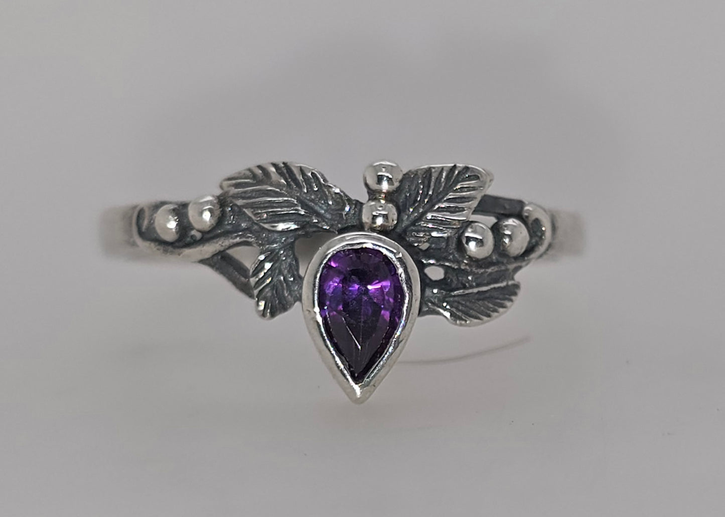 STERLING SILVER BEZEL SET 5MM PEAR SHAPE AMETHYST RING.