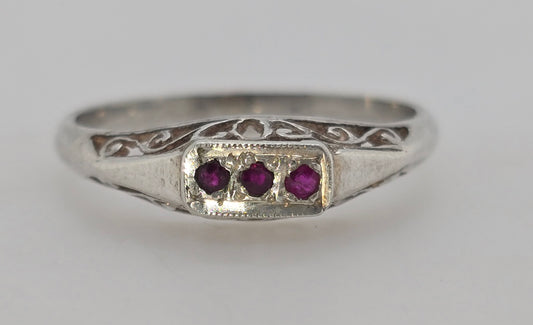 STERLING SILVER GARNET RING WITH FILIGREE SIDES.