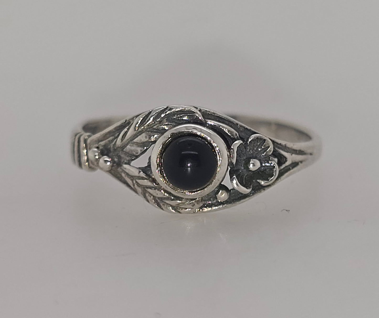 STERLING SILVER BEZEL SET ROUND ONYX CABOCHON FANCY RING .