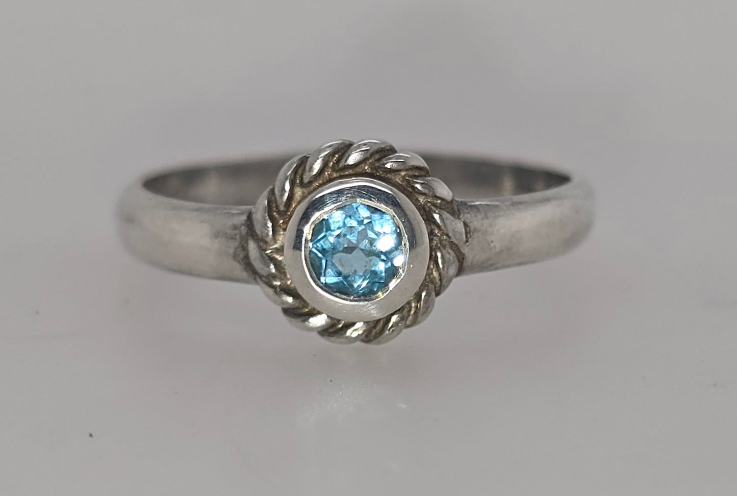 STERLING SILVER BEZEL SET 4MM ROUND BLUE TOPAZ FANCY RING .