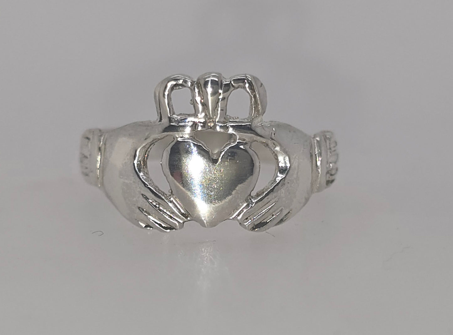 STERLING SILVER CLADDAGH RING.
