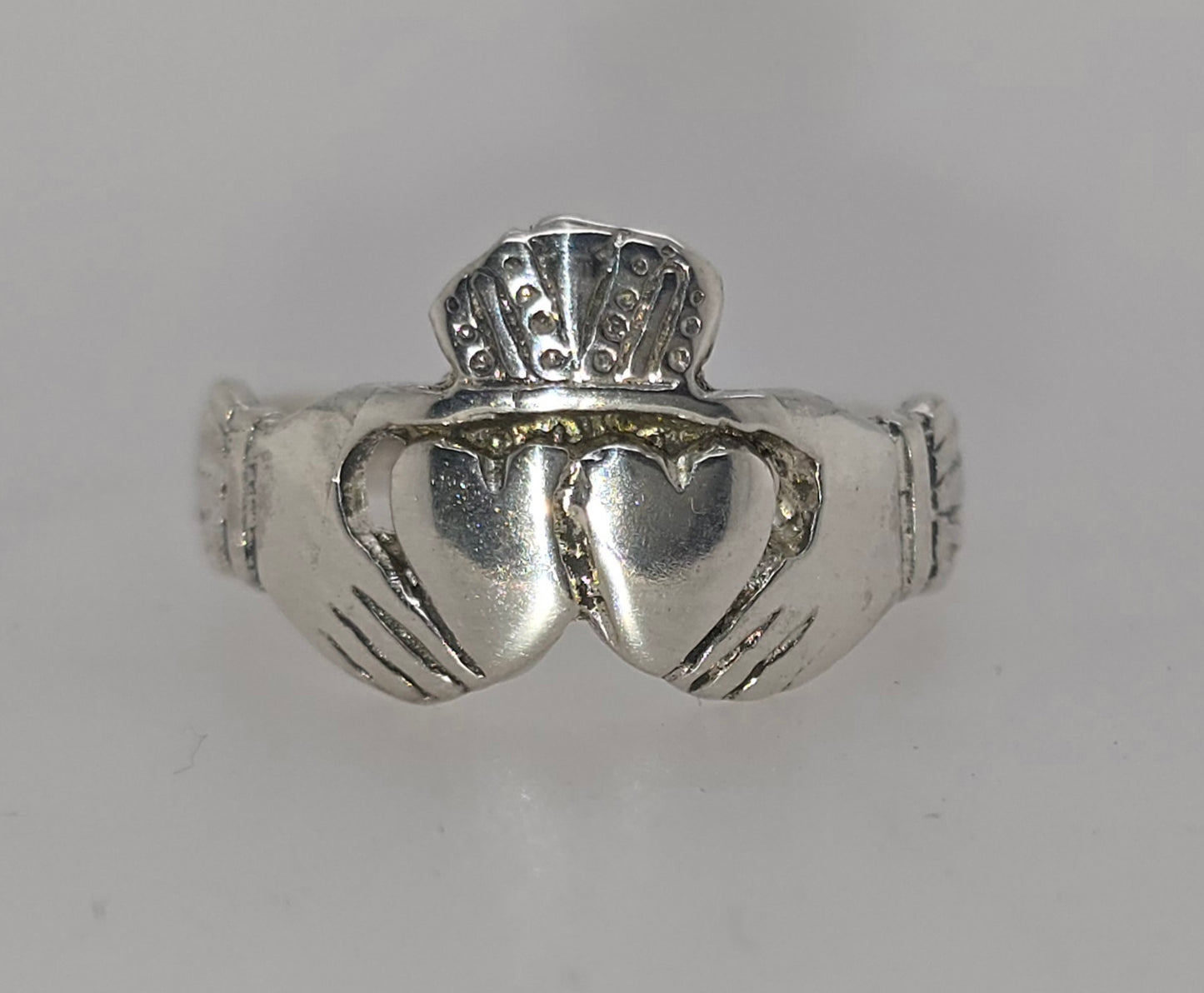 STERLING SILVER CLADDAGH DOUBLE HEART RING.