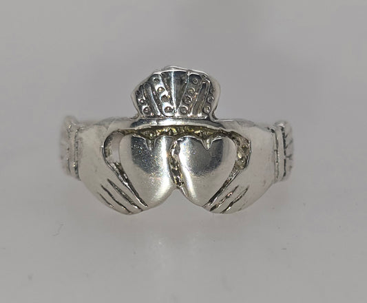 STERLING SILVER CLADDAGH DOUBLE HEART RING.