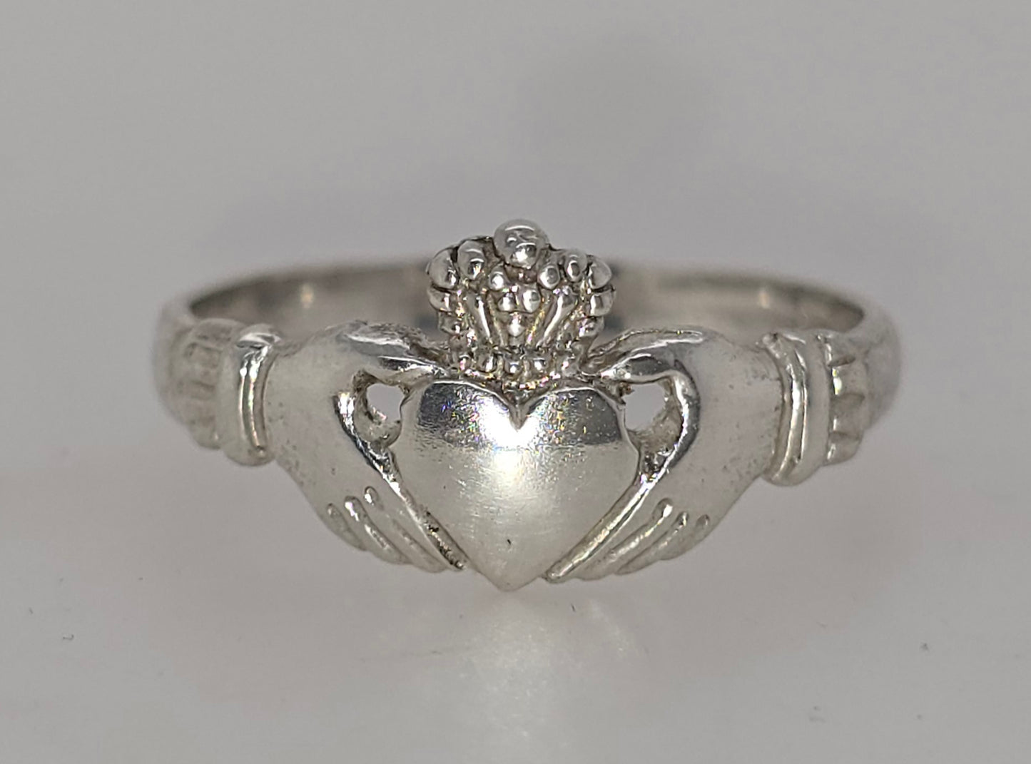 STERLING SILVER CLADDAGH HEART RING.