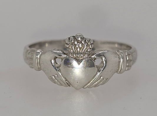 STERLING SILVER CLADDAGH HEART RING.