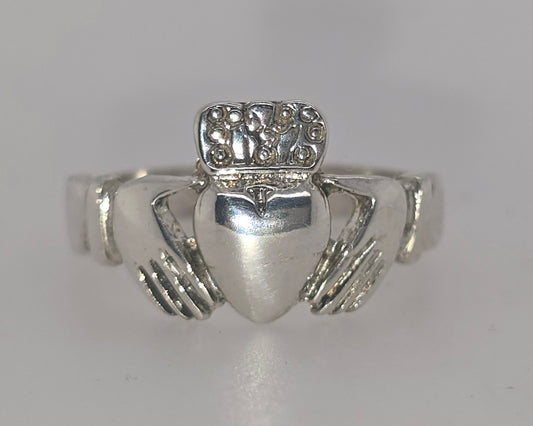 STERLING SILVER CLADDAGH HEART RING.