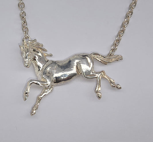 STERLING SILVER HORSE ATTACHED TO 56MM X 3MM CABLE CHAIN 17.24GRAMS.