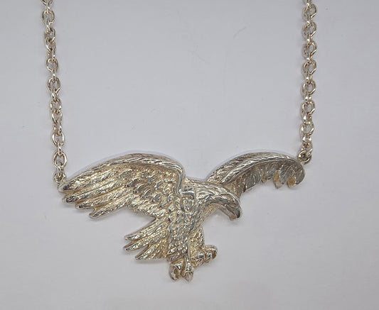 STERLING SILVER LANDING EAGLE ATTACHED TO 57MM X 3MM CABLE CHAIN.