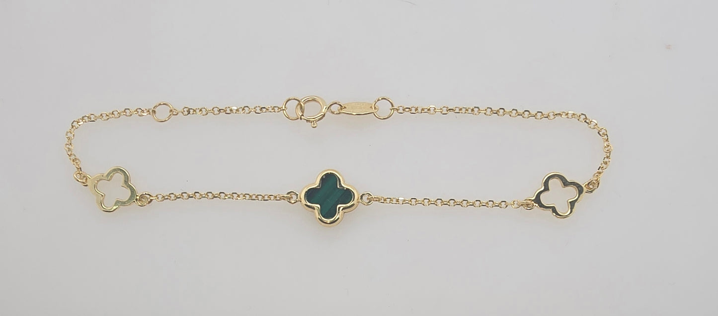 9CT YELLOW GOLD IMPORTED MALACHITE CLOVER AND OPEN CLOVER BRACELET.