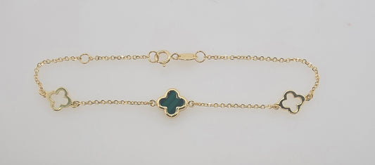 9CT YELLOW GOLD IMPORTED MALACHITE CLOVER AND OPEN CLOVER BRACELET.