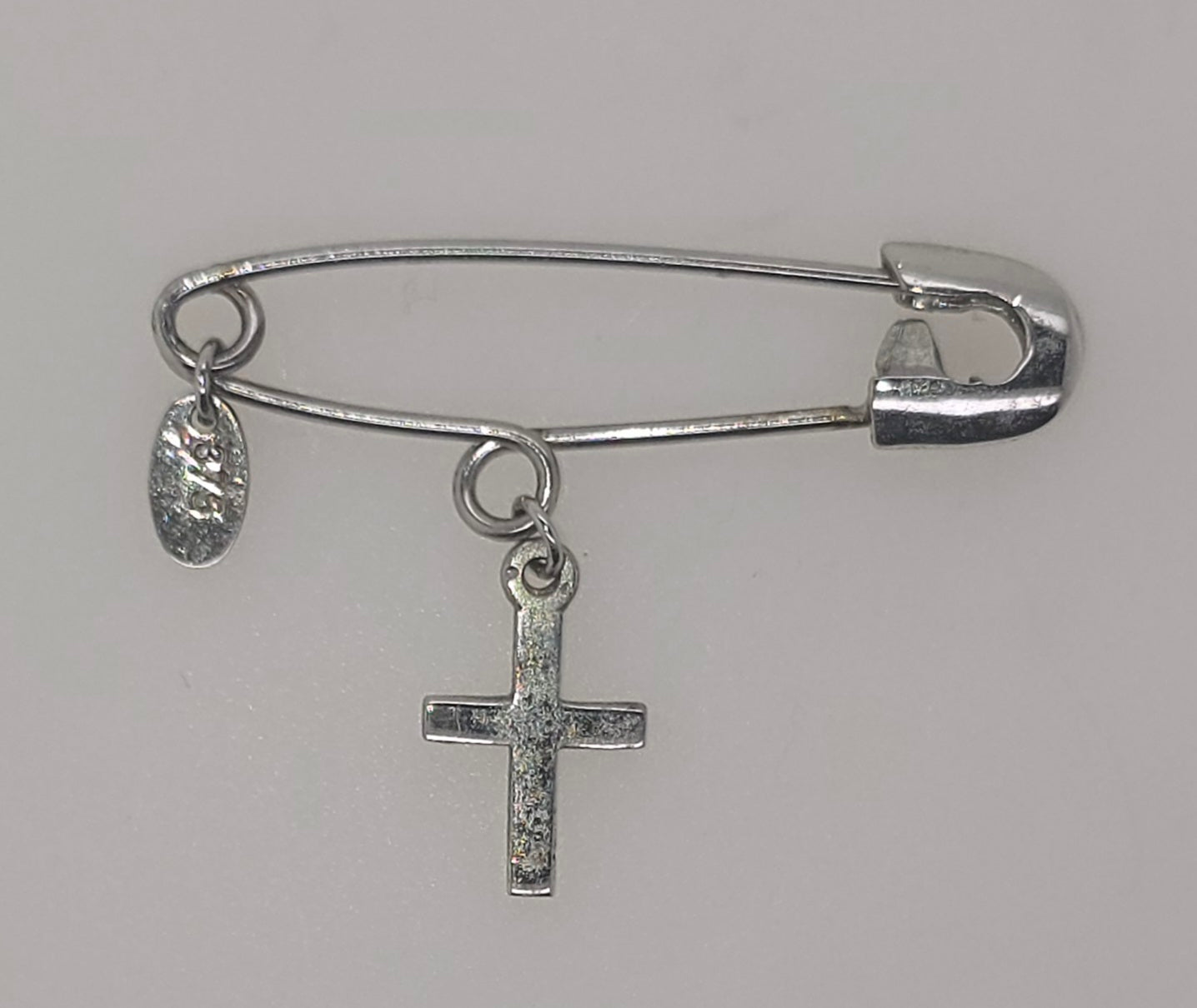 9CT WHITE GOLD IMPORTED BABY PIN WITH PLAIN CROSS CHARM