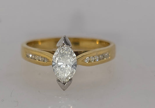 18CT TWO TONE DIAMOND MARQUISE RING.
