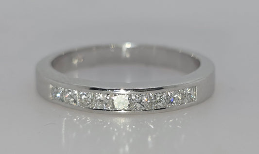18CT WHITE GOLD DIAMOND CHANNEL SET RING.