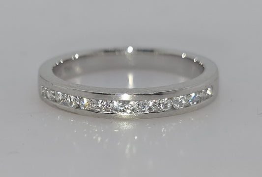 18CT WHITE GOLD CHANNEL SET DIAMOND RING.