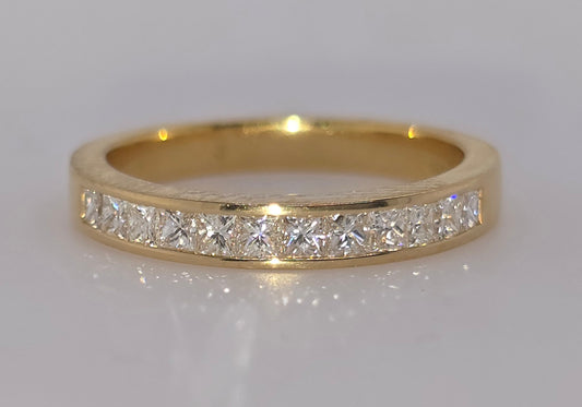 18CT YELLOW GOLD CHANNEL SET DIAMOND RING.