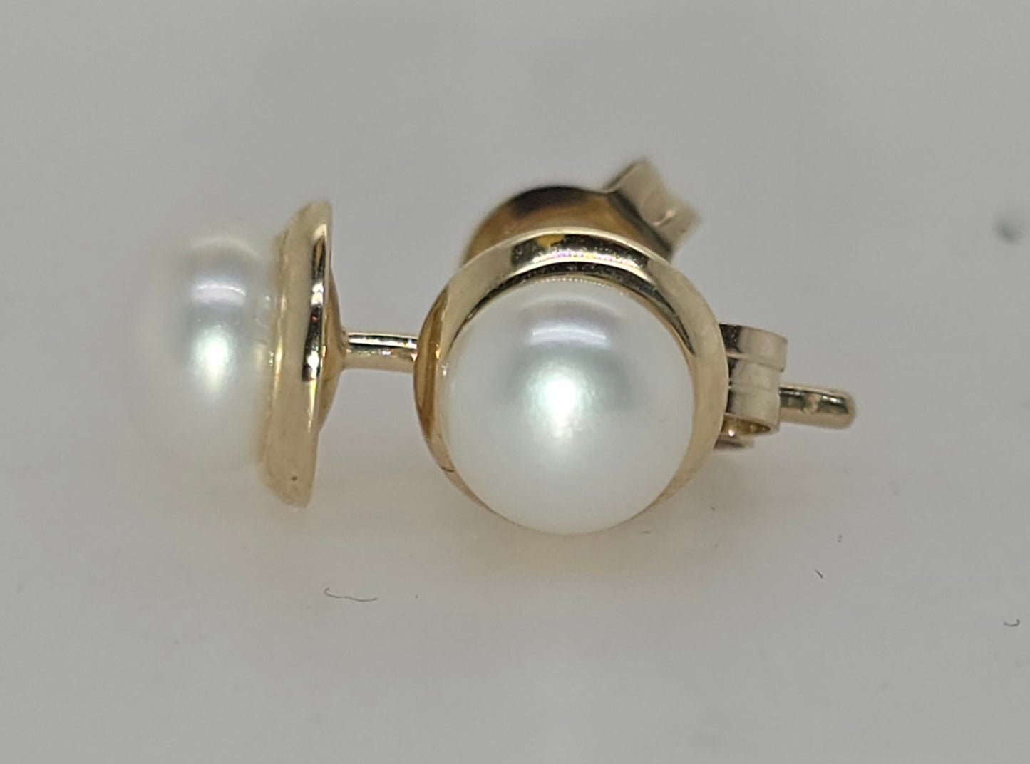 9CT YELLOW GOLD 4.5-5MM FRESHWATER PEARL STUD WITH GOLD TRIM.