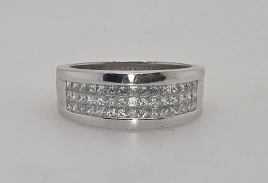 18CT WHITE GOLD 7.7MM WIDE DIAMOND RING.