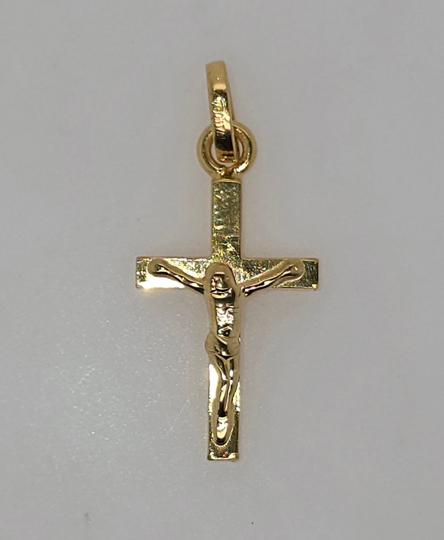 18CT YELLOW GOLD IMPORTED SQUARE CRUCIFIX.