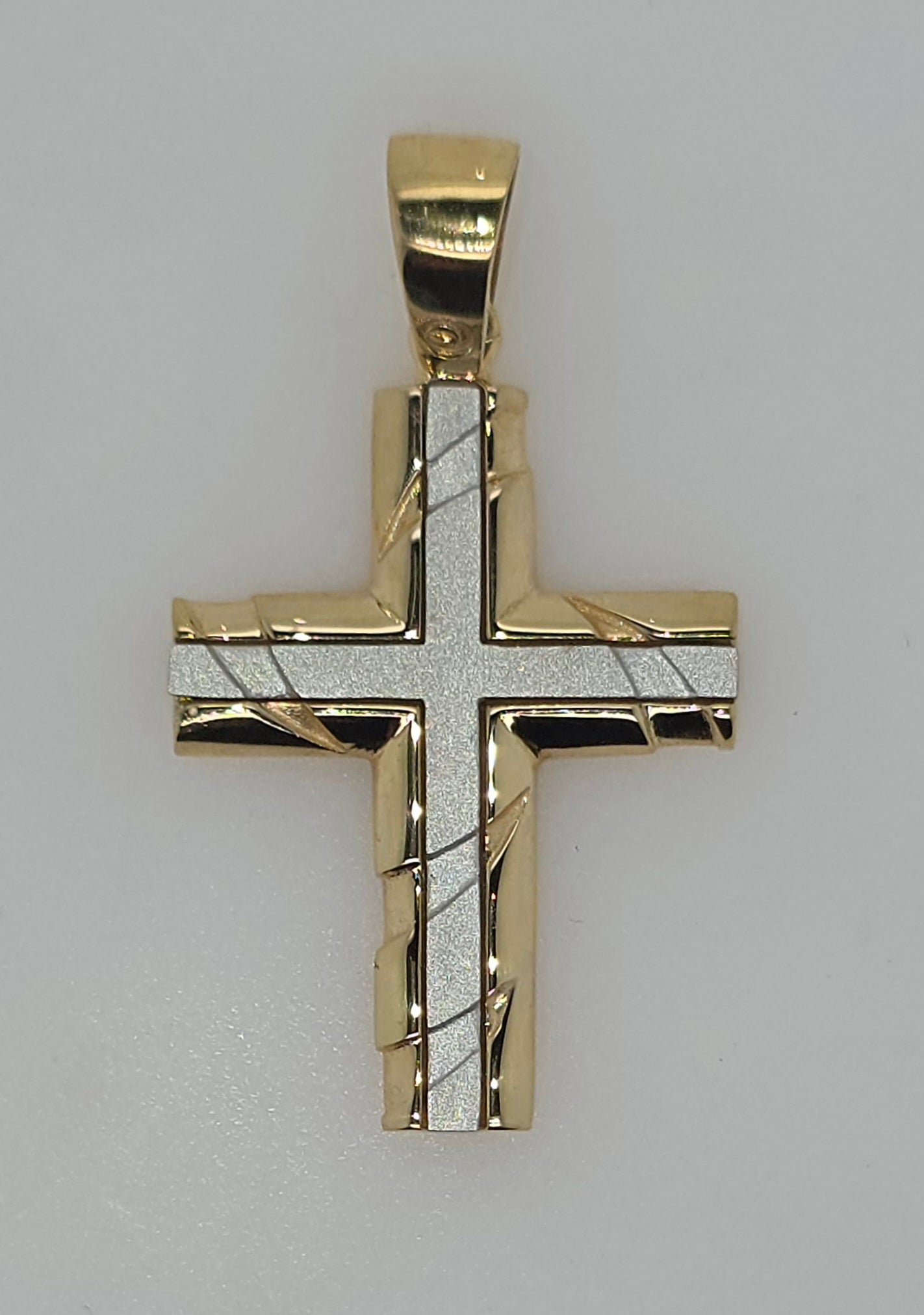 18CT TWO TONE IMPORTED 25MM X 19MM YELLOW GOLD OUTER WITH WHITE GOLD CENTER FANCY CROSS PENDANT 4 GRAMS.