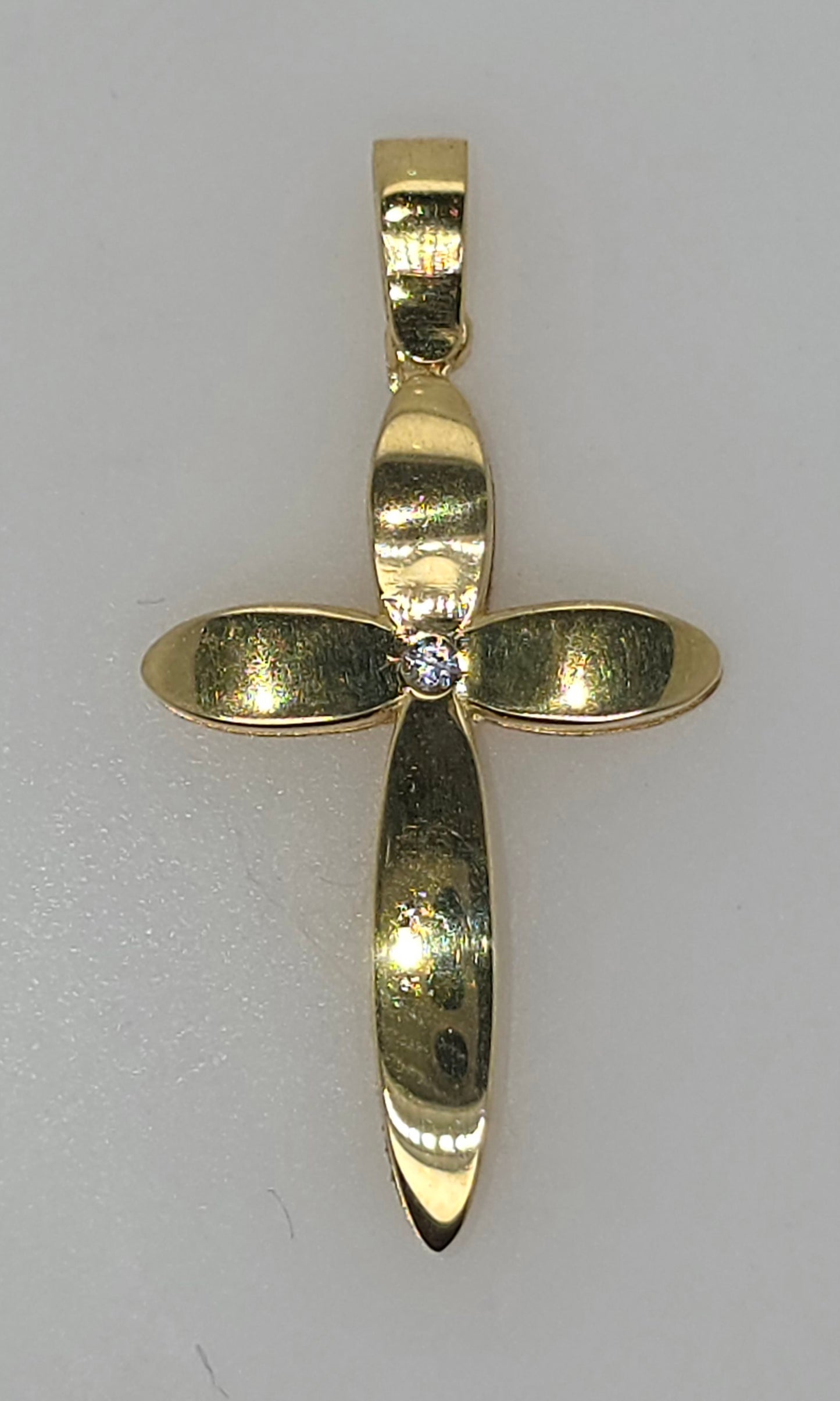 18CT YELLOW GOLD POLISHED CROSS PENDANT WITH CUBIC ZIRCONIA.