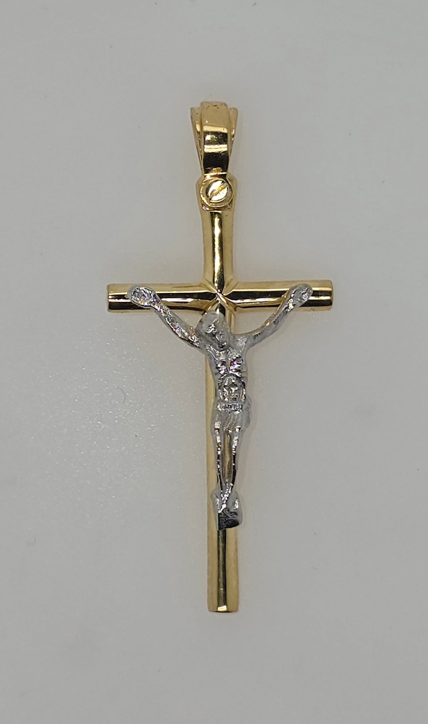 18CT TWO TONE IMPORTED CRUCIFIX PENDANT.