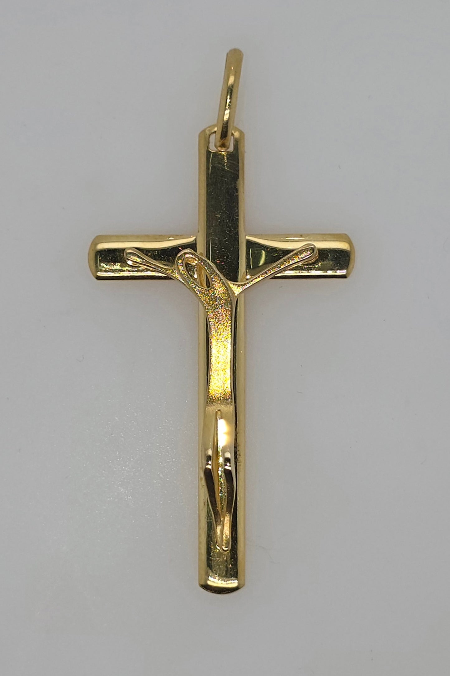 18CT YELLOW GOLD IMPORTED 42MM X 24MM CRUCIFIX PENDANT.