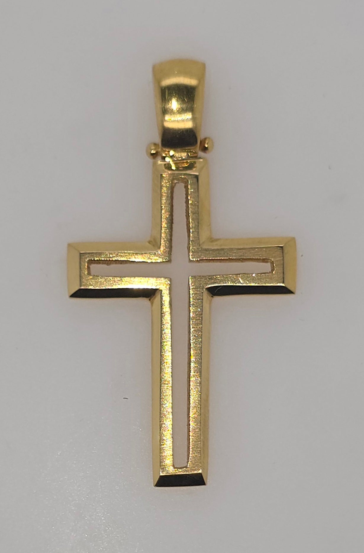 18CT YELLOW GOLD IMPORTED SOLID OPEN CROSS PENDANT.