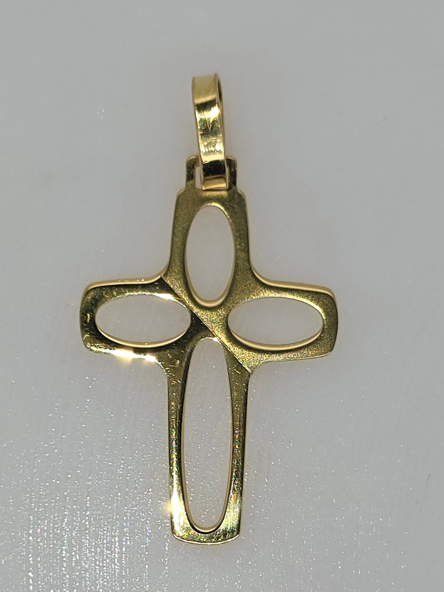 18CT YELLOW GOLD IMPORTED 28MM X 20MM FANCY CUT OUT CROSS PENDANT.