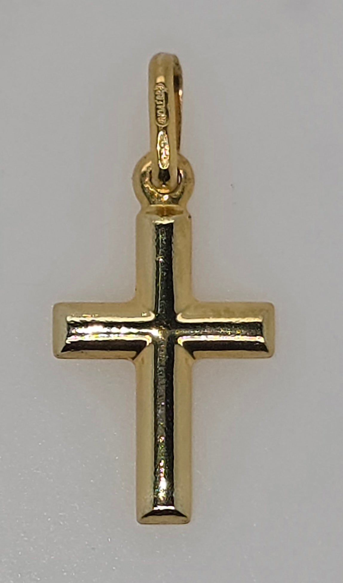 18CT YELLOW GOLD IMPORTED 15MM X 10MM CROSS PENDANT.