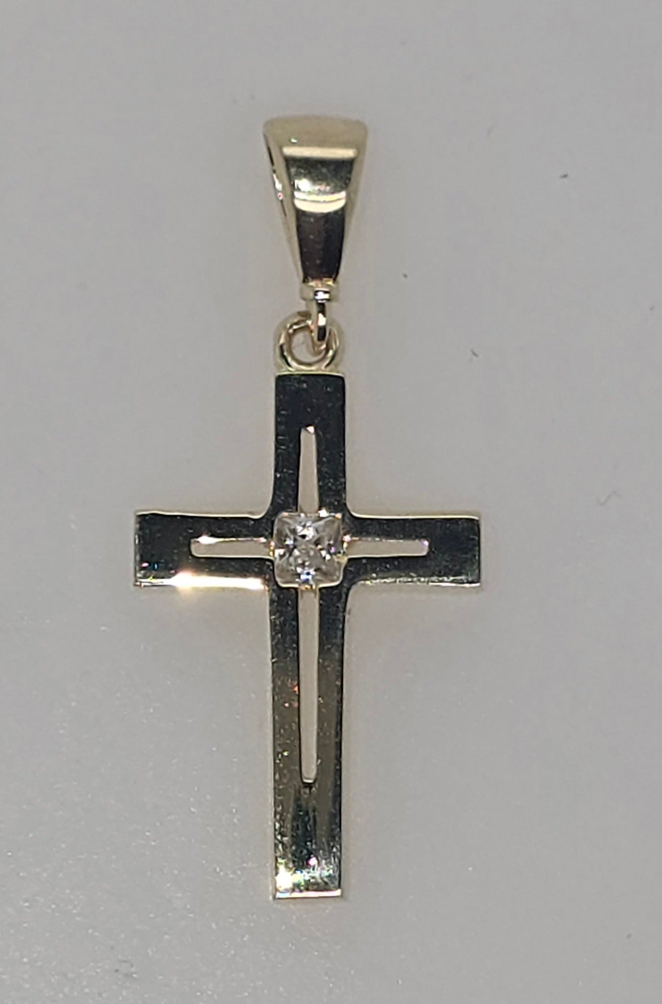 9CT YELLOW GOLD ITALIAN CUBIC ZIRCONIA CROSS PENDANT