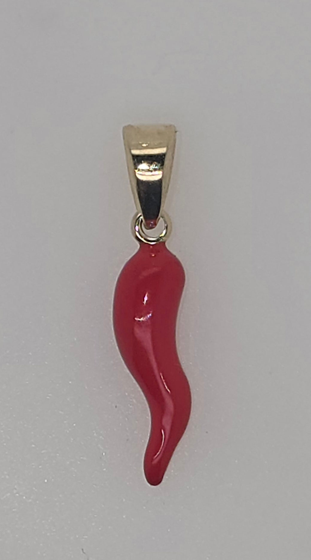 9CT YELLOW GOLD ITALIAN IMPORTED 13MM RED CHILLI PENDANT.