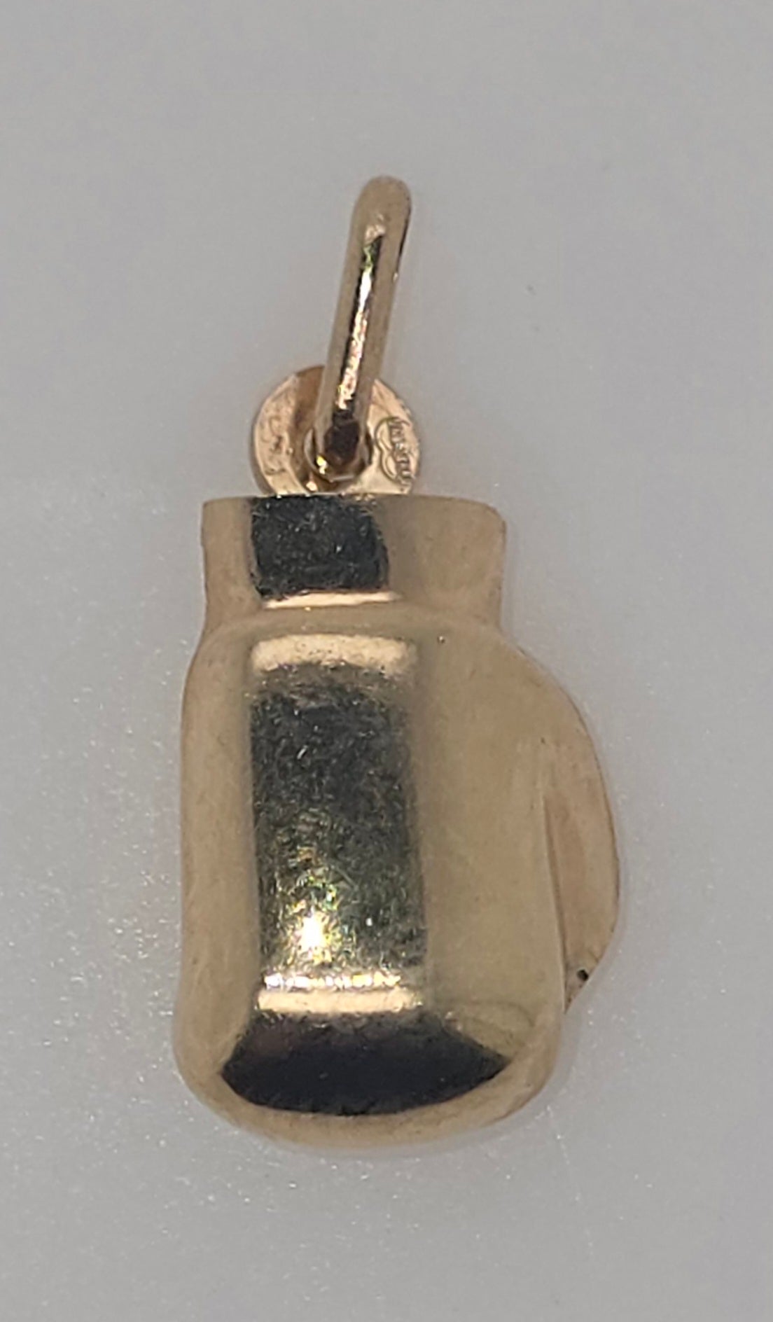 9CT YELLOW GOLD ITALIAN IMPORTED 14.4MM BOXING GLOVE PENDANT.