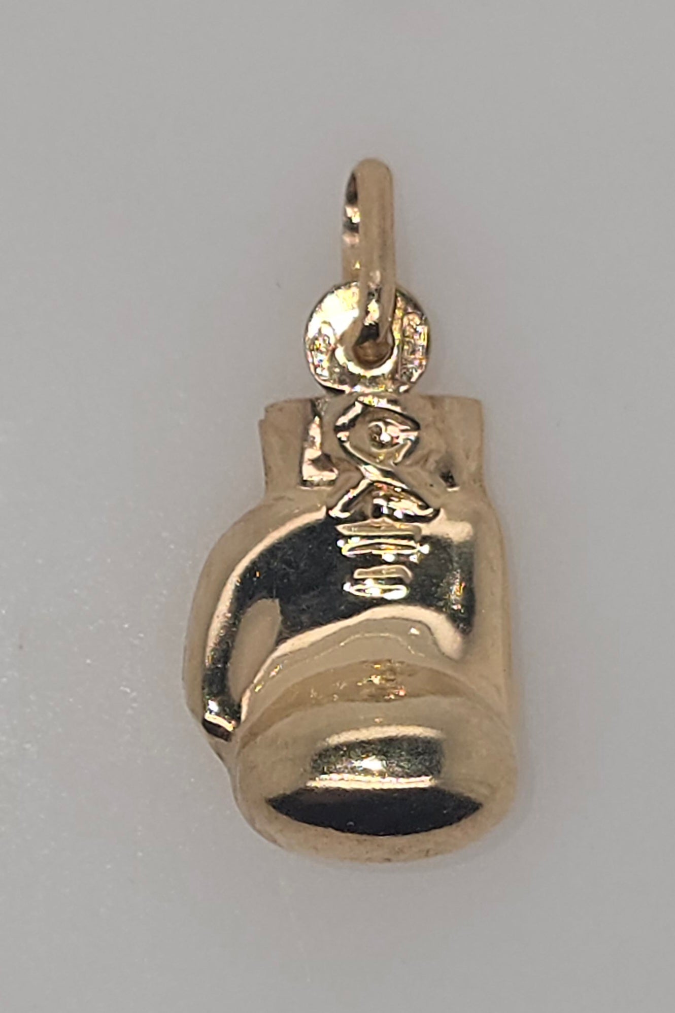 9CT YELLOW GOLD ITALIAN IMPORTED 14.4MM BOXING GLOVE PENDANT.