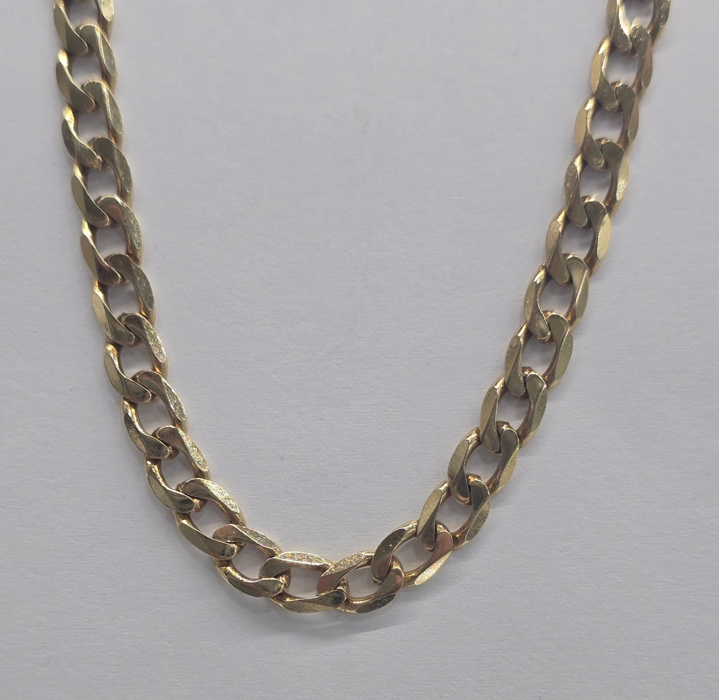 9CT YELLOW GOLD ITALIAN SOLID DIAMOND CUT 55CM X 5.8MM WIDE CURB CHAIN.