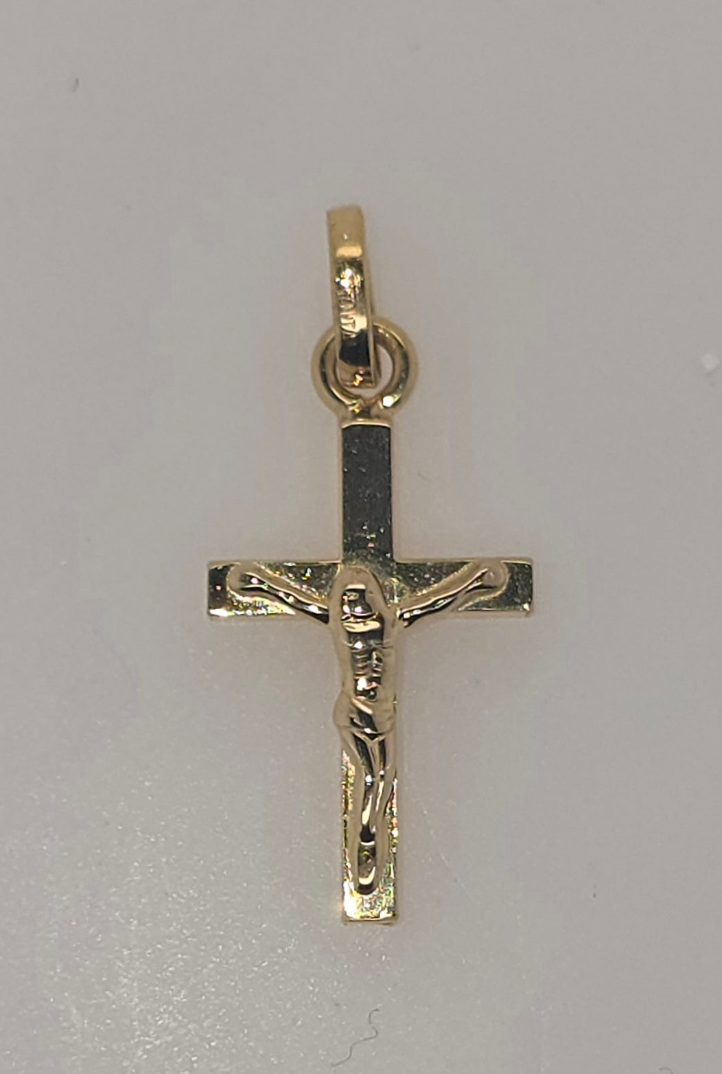 18CT YELLOW GOLD IMPORTED 18MM X 11MM SQUARE CRUCIFIX.
