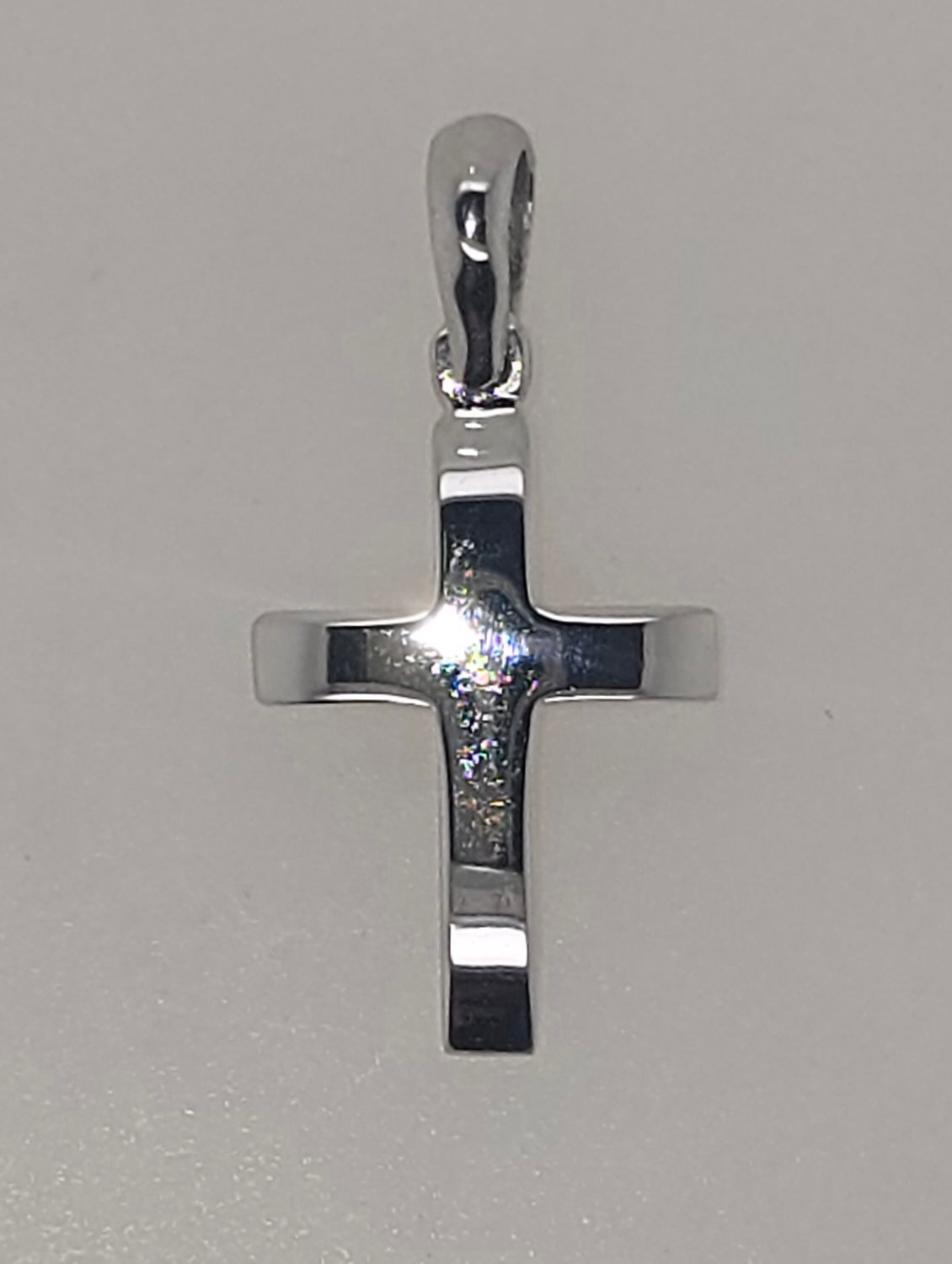 18CT WHITE GOLD IMPORTED POLISHED SMALL 14MM X 9MM CROSS PENDANT.