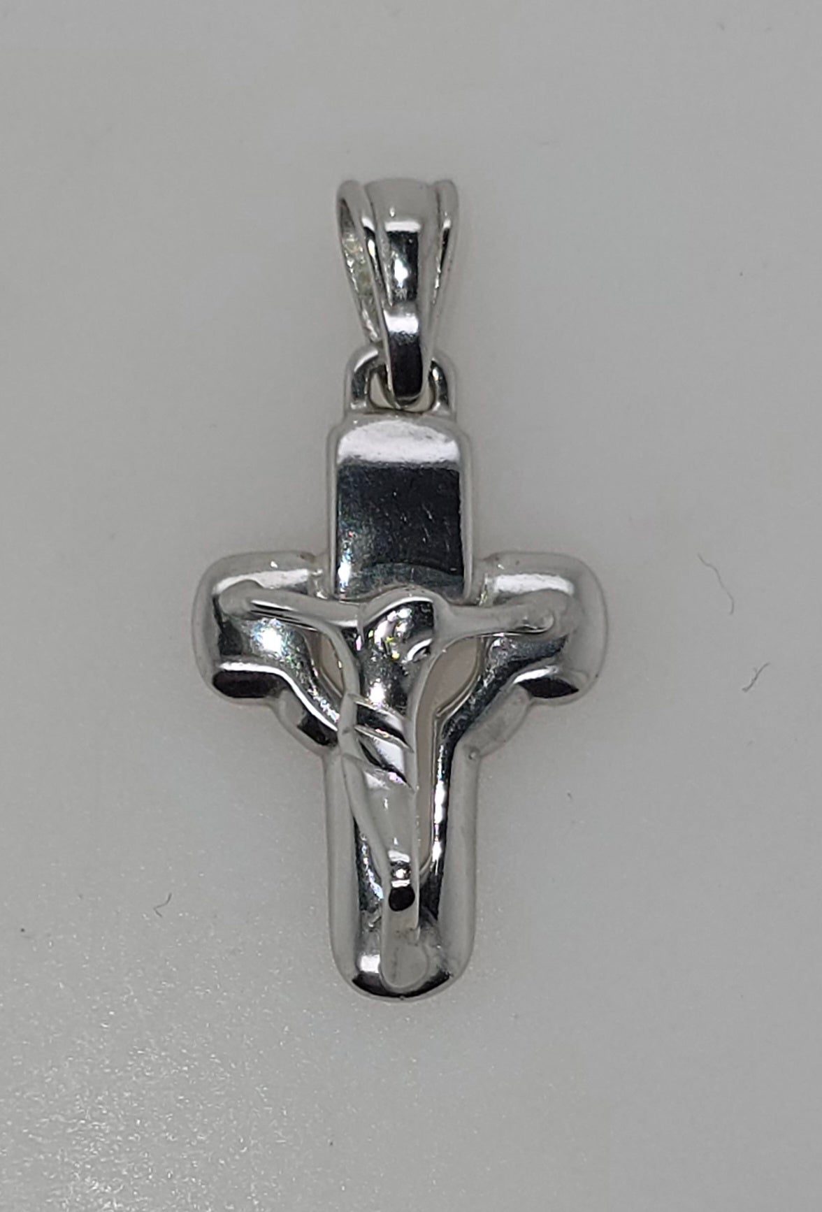 18CT WHITE GOLD IMPORTED 20MM X 13.3MM CRUCIFIX PENDANT