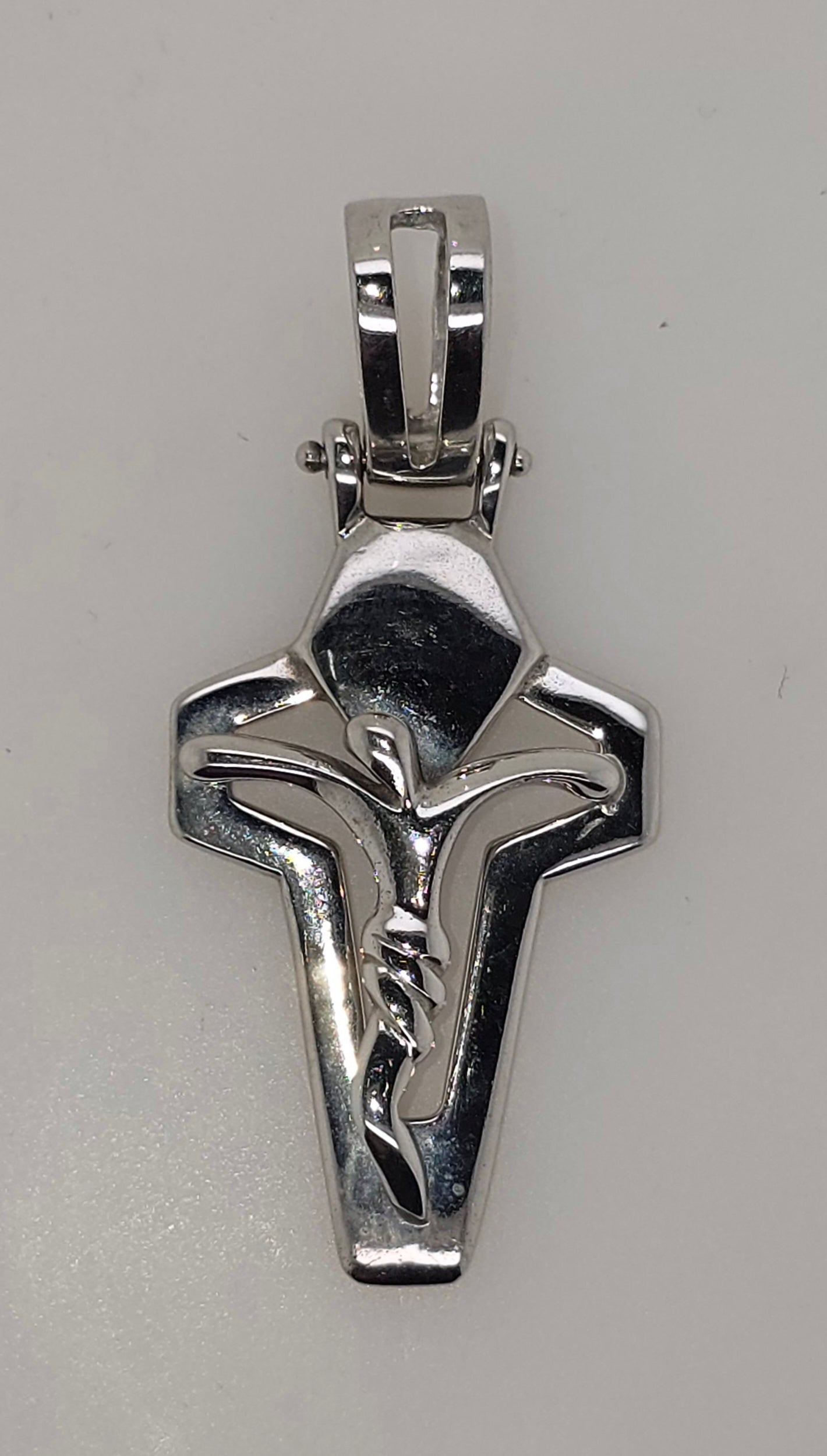 18CT WHITE GOLD IMPORTED 32MM X 18MM 5.3GRAM CRUCIFIX PENDANT.