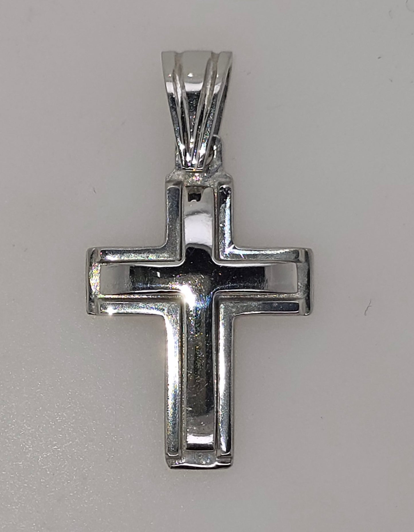 18CT WHITE GOLD SOLID 25MM X 17MM CROSS PENDANT.