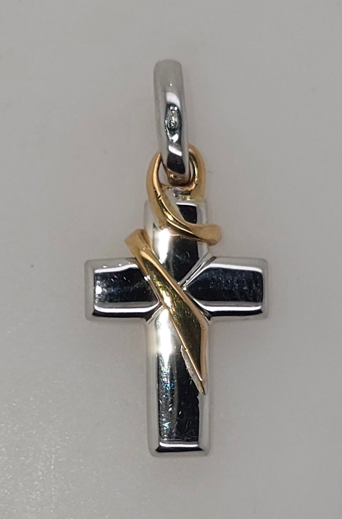 18CT TWO TONE IMPORTED FANCY 19MM X 13MM 2.4GRAM CROSS PENDANT