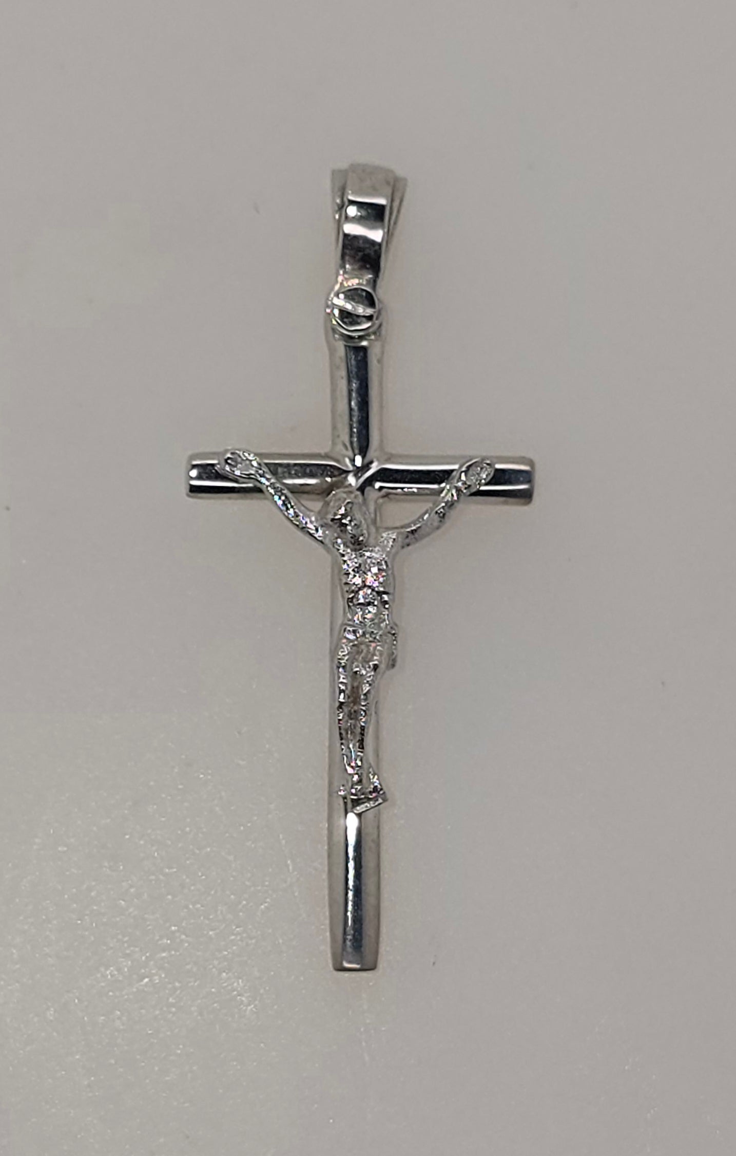 18CT WHITE GOLD IMPORTED 25MM X 13MM CRUCIFIX PENDANT.