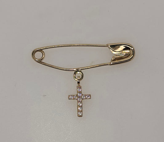 9CT YELLOW GOLD SAFETY PIN WITH CUBIC ZIRCONIA CROSS CHARM.