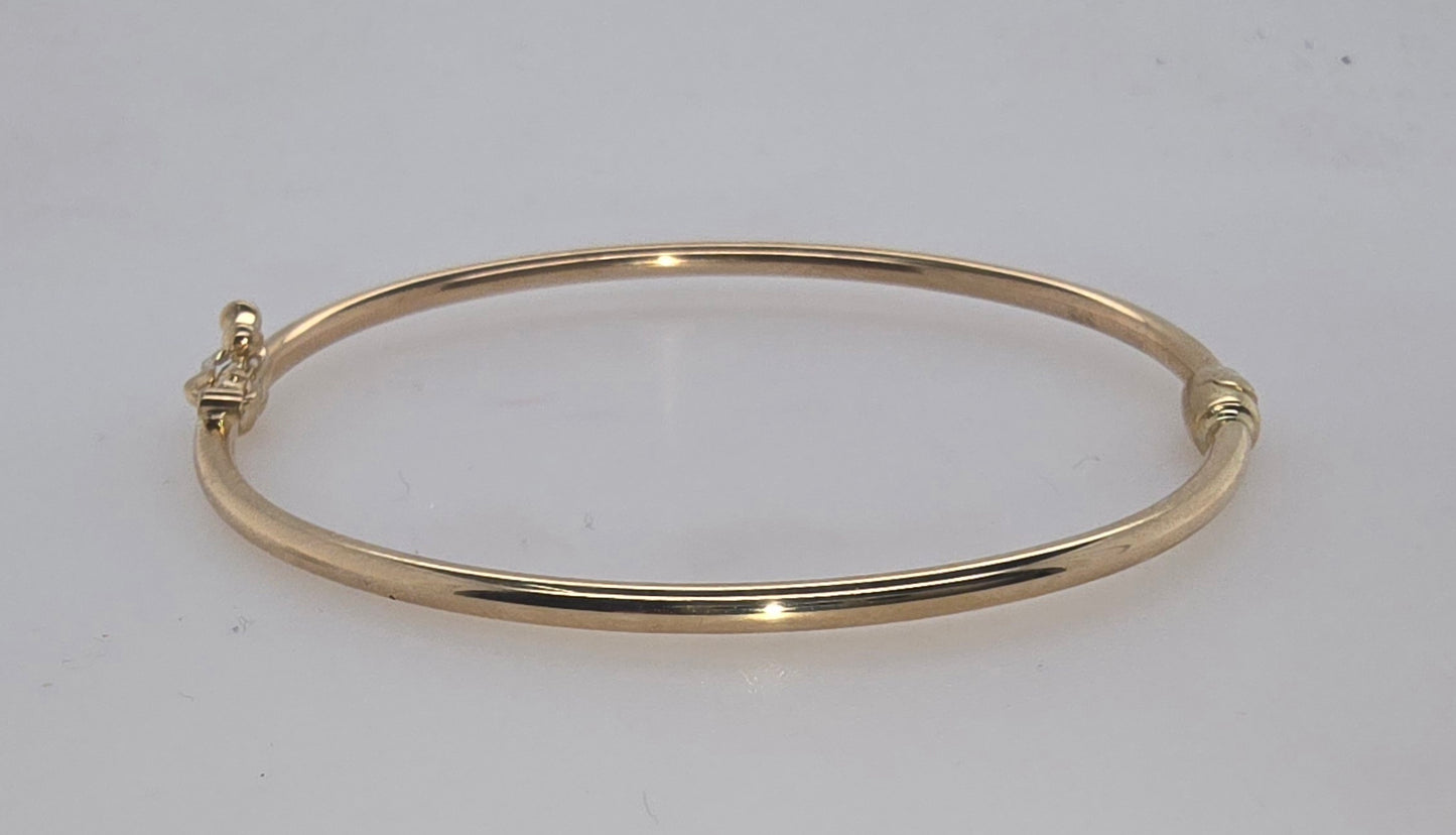 9CT YELLOW GOLD 2MM X 45MM X 38MM OVAL HINGED GOLF BANGLE.