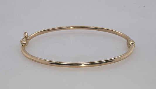 9CT YELLOW GOLD 2MM X 45MM X 38MM OVAL HINGED GOLF BANGLE.