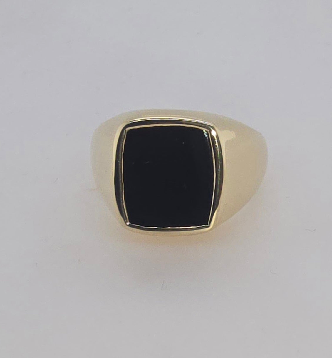 9CT YELLOW GOLD 12MM X10MM CUSHION CUT BLACK ONYX RING.