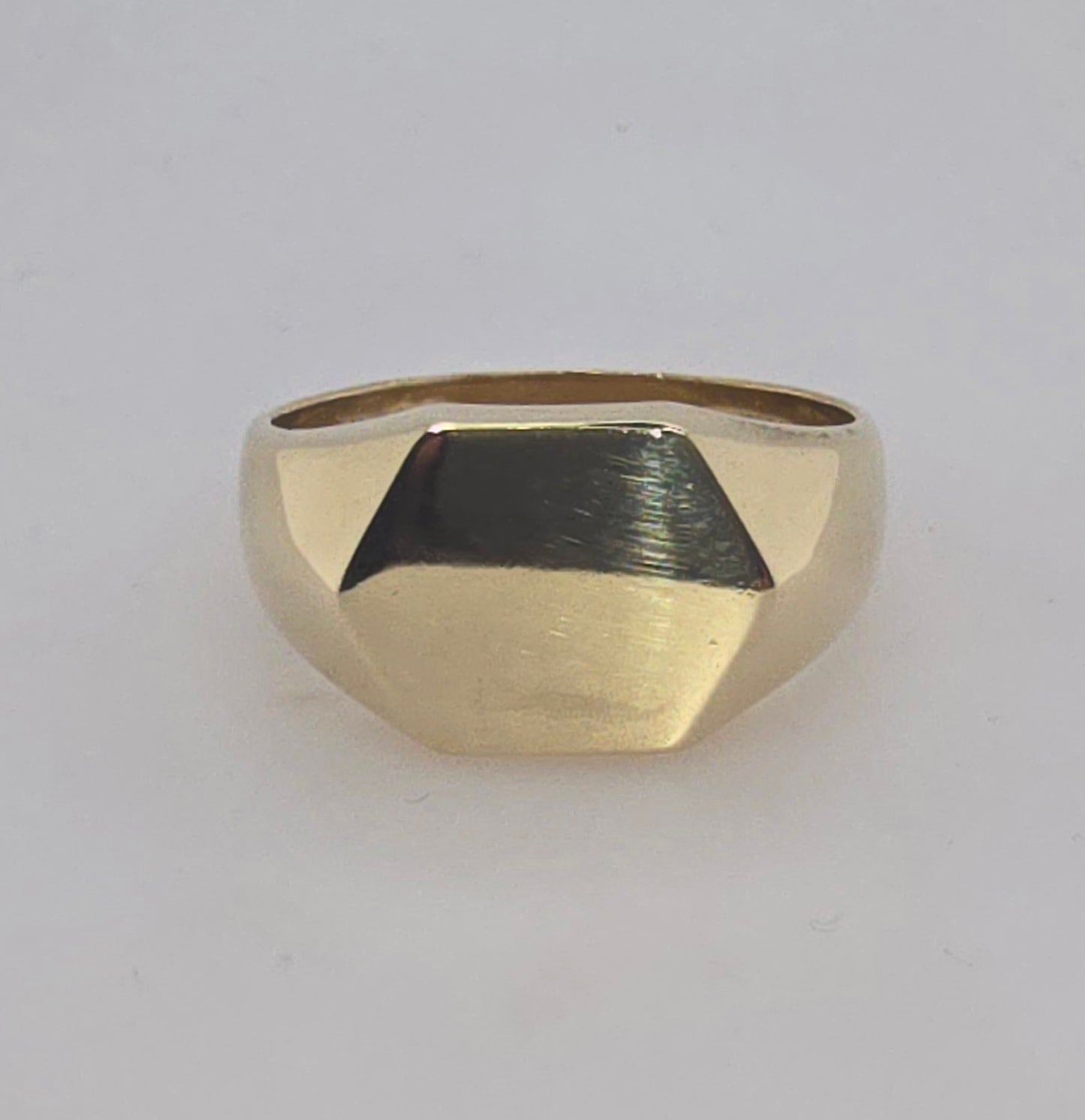 9CT YELLOW GOLD SOLID SIGNET 15MM X 12MM RING.