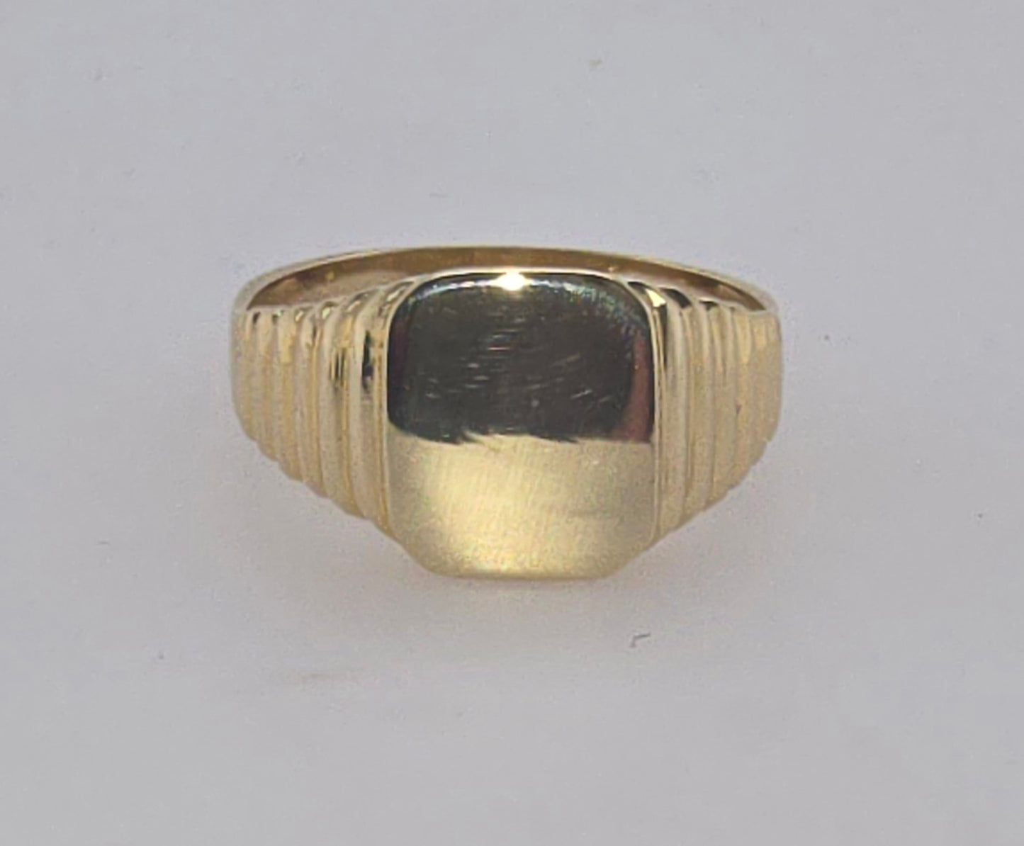 9CT YELLOW GOLD 10.8 X 9.5MM SIGNET RING WITH RIBBED SHOULDERS.