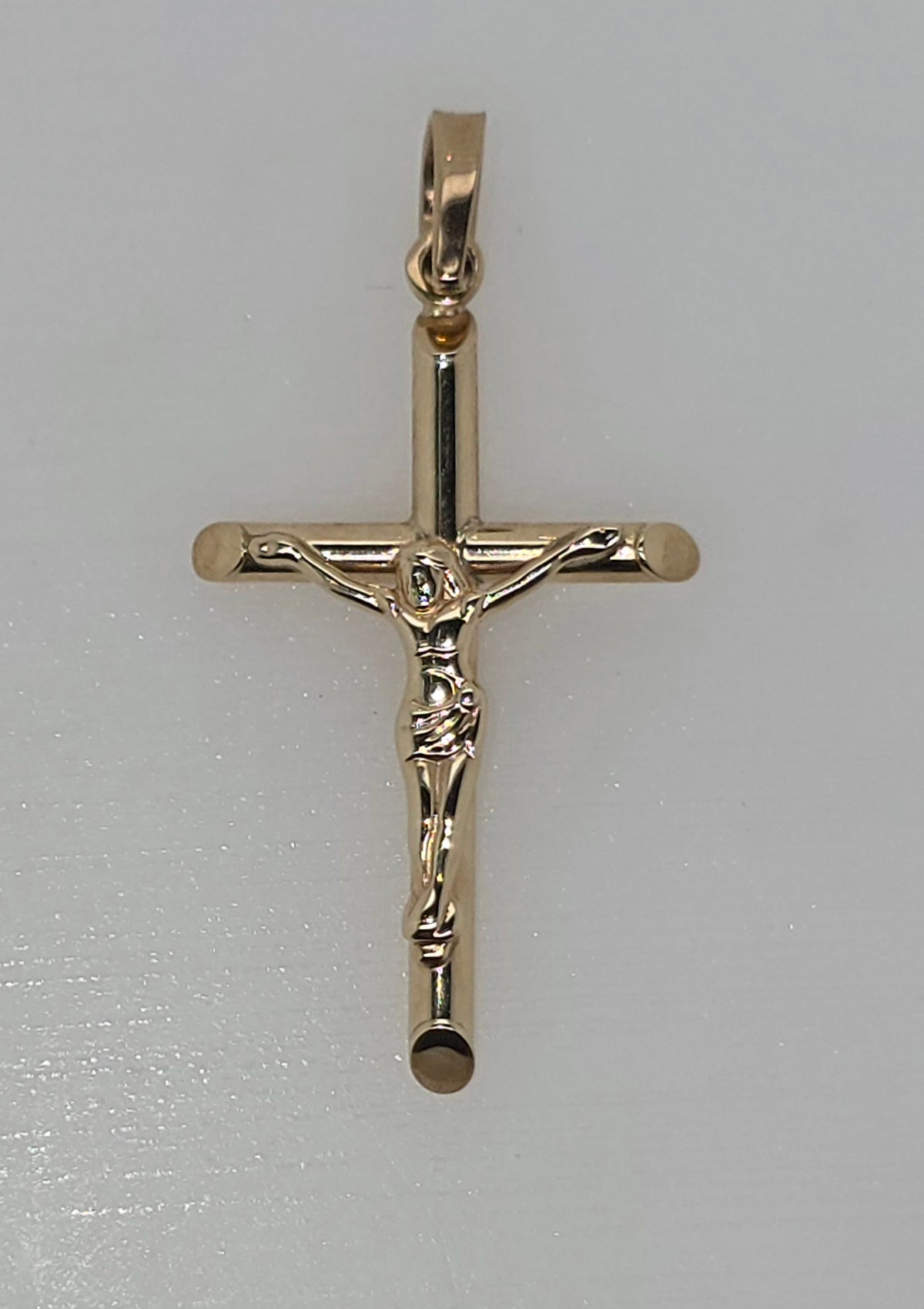9CT YELLOW GOLD MEDIUM 25MM X 16.5MM CRUCIFIX PENDANT.