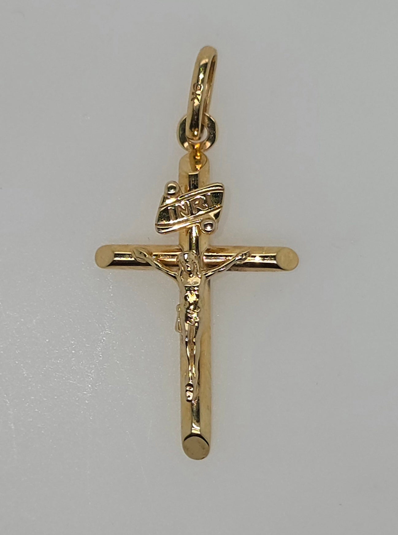 9CT YELLOW GOLD IMPORTED TUBULAR 25MM X 17MM CRUCIFIX PENDANT.